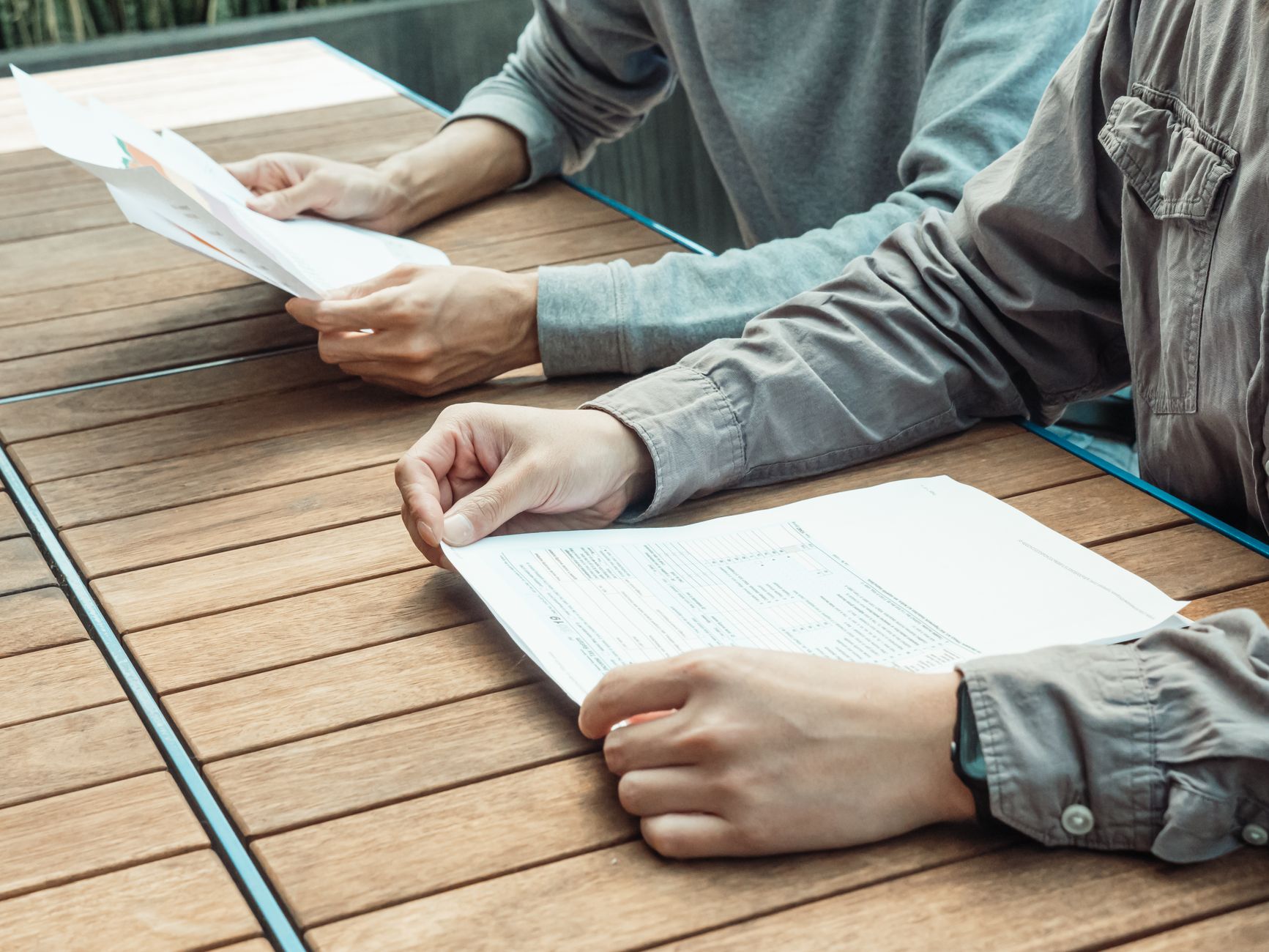 A person signing a will in the presence of two witnesses in Hong Kong